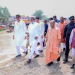 चित्रकूट में सीएम योगी ने बाढ़ पीड़ितों के घावों पर लगाया मरहम, बांटी राहत सामग्री, ढहे मकानों के लिए दिए चेक
