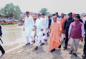 चित्रकूट में सीएम योगी ने बाढ़ पीड़ितों के घावों पर लगाया मरहम, बांटी राहत सामग्री, ढहे मकानों के लिए दिए चेक