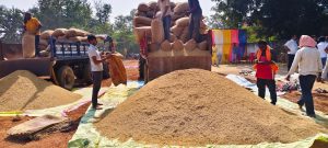 धान खरीद के पहले दिन किसानों की बढ़ी परेशानी, कहीं खरीद धीमी तो कहीं गेट पास अटके
