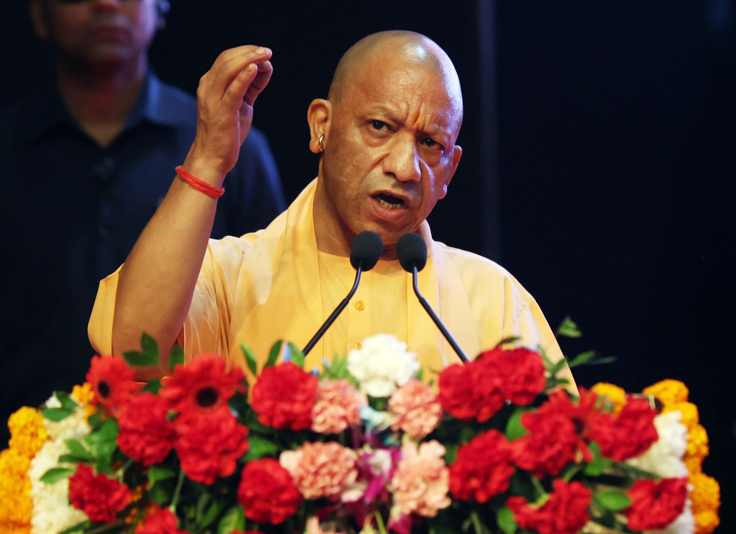 लोक भवन में लिपिक संवर्ग सीधी भर्ती-2023 के 912 चयनित अभ्यर्थियों को मुख्यमंत्री योगी ने सौंपे नियुक्ति पत्र