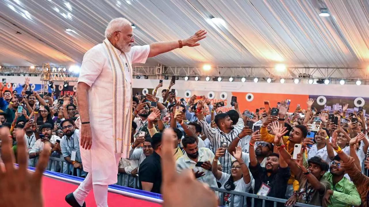 मुंबई में PM मोदी के कार्यक्रम स्थल से दो हिरासत में, फर्जी PMO अधिकारी बनकर घूम रहा था रोहन पारेख मुंबई में PM मोदी के कार्यक्रम स्थल से दो हिरासत में, फर्जी PMO अधिकारी बनकर घूम रहा था रोहन पारेख