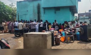 लोयाबाद में अचानक धंसी जमीन, घर हुआ जमींदोज; बाल-बाल बचे महिला और बच्चे