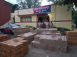 डूंगरपुर में शराब तस्करी का बड़ा खुलासा, वाशिंग मशीनों के पीछे छिपे मिले 395 कार्टन