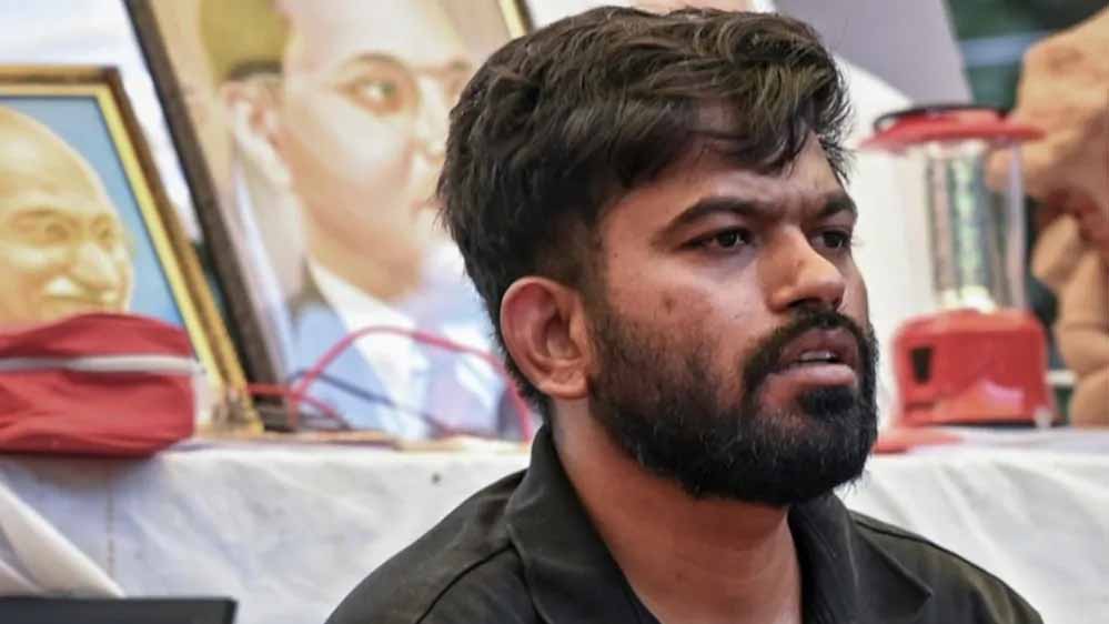 अभिजीत दीपके का नया आंदोलन शुरू, इस बार किसके पीछे पड़े ‘कॉकरोच’?