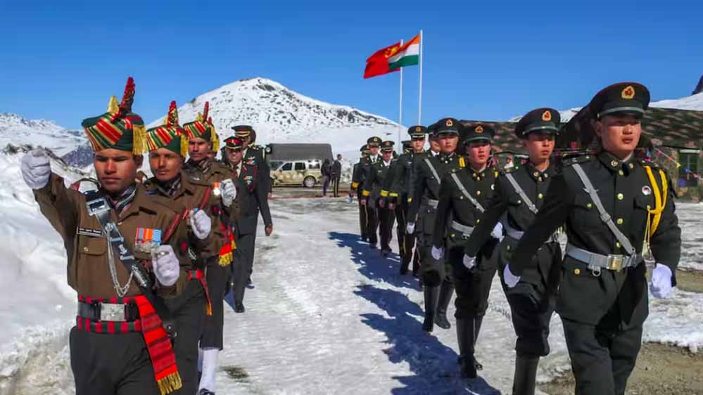 लद्दाख बॉर्डर पर चीन को झटका! LAC पर कम हुई PLA की तैनाती, भारत की पकड़ हुई मजबूत लद्दाख बॉर्डर पर चीन को झटका! LAC पर कम हुई PLA की तैनाती, भारत की पकड़ हुई मजबूत