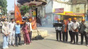हिन्दू महासभा ने काले झंडों के साथ प्रदर्शन कर केंद्र सरकार का पुतला जलाया ,