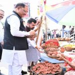 मीरा से मिट्टी का दीया खरीदकर CM विष्णु देव साय ने दिया स्वावलंबन का सम्मान, 1000 रुपए देकर बढ़ाया हौसला मीरा से मिट्टी का दीया खरीदकर CM विष्णु देव साय ने दिया स्वावलंबन का सम्मान, 1000 रुपए देकर बढ़ाया हौसला