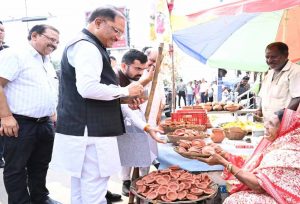 मीरा से मिट्टी का दीया खरीदकर CM विष्णु देव साय ने दिया स्वावलंबन का सम्मान, 1000 रुपए देकर बढ़ाया हौसला मीरा से मिट्टी का दीया खरीदकर CM विष्णु देव साय ने दिया स्वावलंबन का सम्मान, 1000 रुपए देकर बढ़ाया हौसला