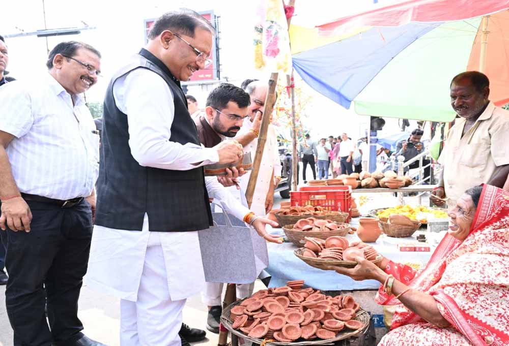 मीरा से मिट्टी का दीया खरीदकर CM विष्णु देव साय ने दिया स्वावलंबन का सम्मान, 1000 रुपए देकर बढ़ाया हौसला