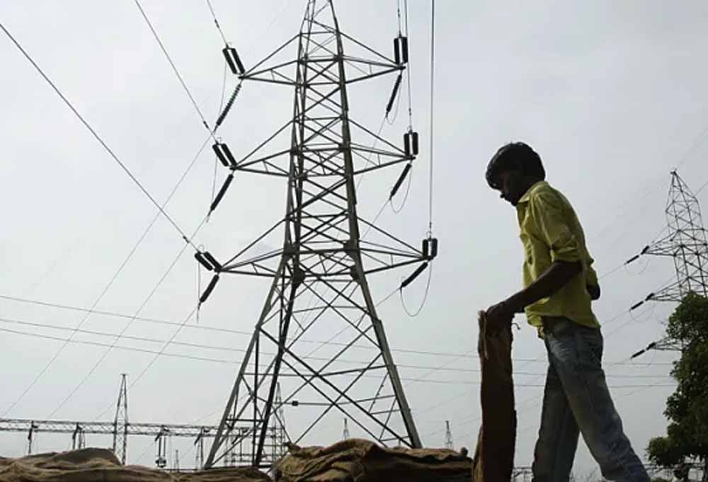 बिजली कटौती को लेकर पंजाब में बढ़ा आक्रोश, किसान-उद्योगपति सड़कों पर; सरकार ने लिया बड़ा फैसला बिजली कटौती को लेकर पंजाब में बढ़ा आक्रोश, किसान-उद्योगपति सड़कों पर; सरकार ने लिया बड़ा फैसला