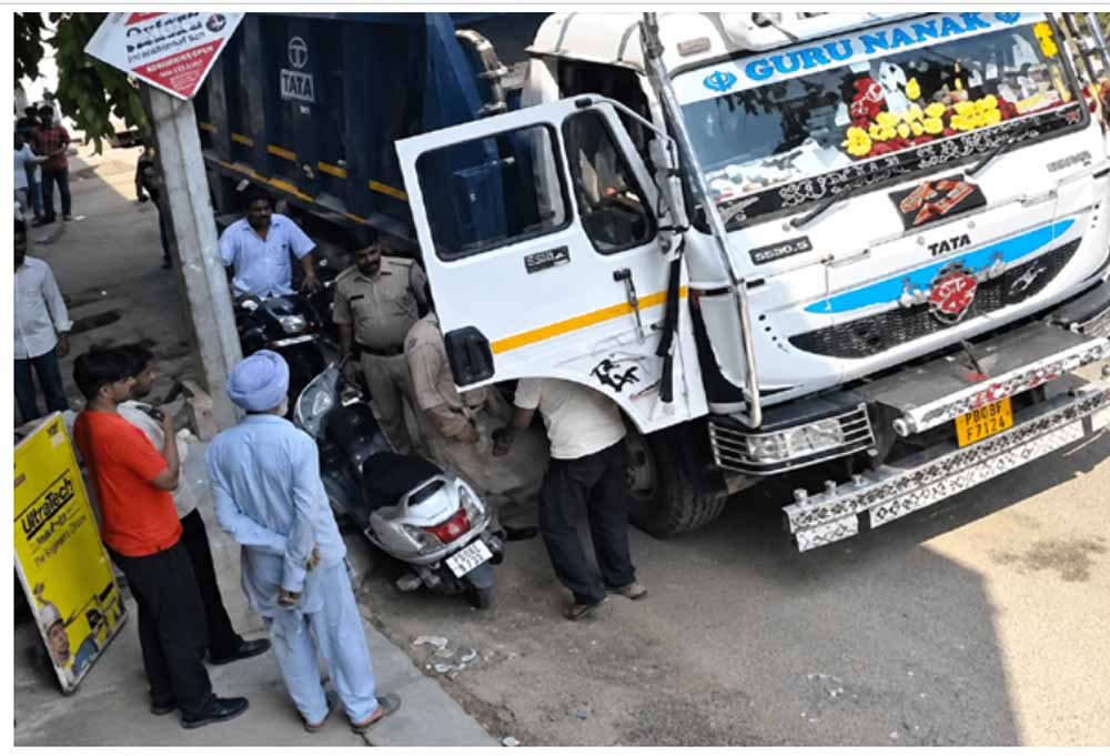 विधायक की गाड़ी को साइड न मिलने पर ट्रक ड्राइवर की पिटाई, AAP MLA पर थप्पड़ मारने का आरोप विधायक की गाड़ी को साइड न मिलने पर ट्रक ड्राइवर की पिटाई, AAP MLA पर थप्पड़ मारने का आरोप