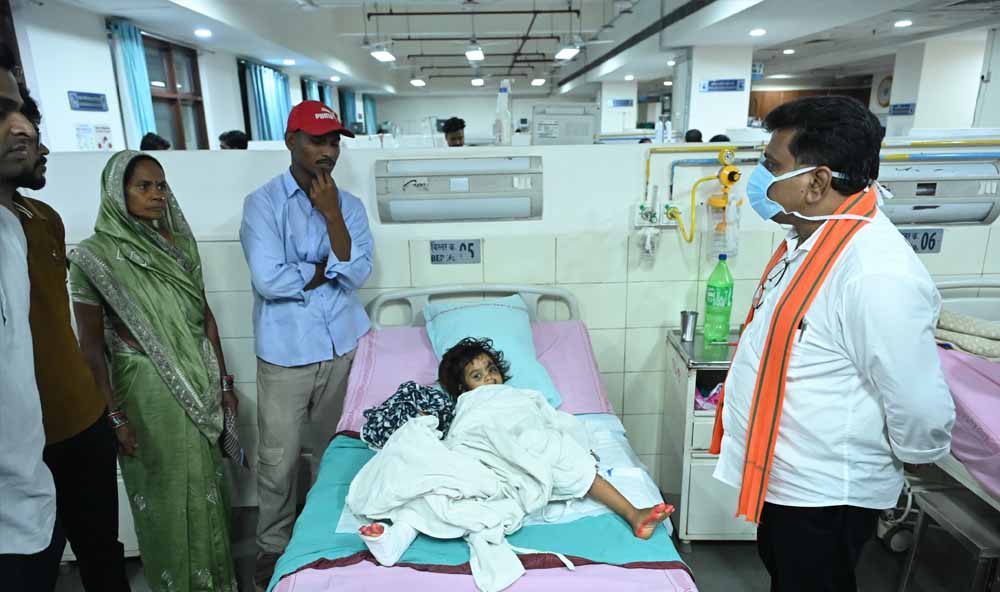 महाराष्ट्र सड़क हादसे के घायलों से मिले विजय शर्मा, एम्स रायपुर पहुंचकर जाना हाल महाराष्ट्र सड़क हादसे के घायलों से मिले विजय शर्मा, एम्स रायपुर पहुंचकर जाना हाल