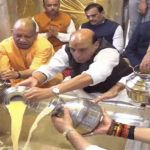 बाबा विश्वनाथ की शरण में पहुंचे रक्षा मंत्री-सीएम, PM मोदी के स्वस्थ जीवन की कामना