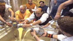 बाबा विश्वनाथ की शरण में पहुंचे रक्षा मंत्री-सीएम, PM मोदी के स्वस्थ जीवन की कामना