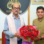 राज्यपाल रमेन डेका से मंत्री टंकराम वर्मा ने की सौजन्य भेंट राज्यपाल रमेन डेका से मंत्री टंकराम वर्मा ने की सौजन्य भेंट