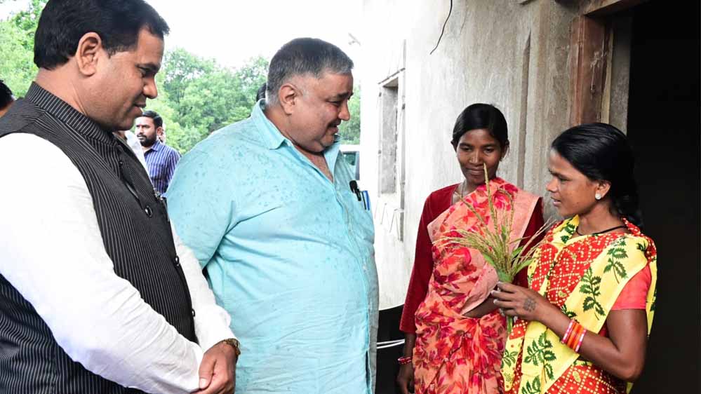 लखपति दीदी भानुकला बैगा की सफलता को मंत्री ने सराहा, योजनाओं से बदली ग्रामीणों की जिंदगी लखपति दीदी भानुकला बैगा की सफलता को मंत्री ने सराहा, योजनाओं से बदली ग्रामीणों की जिंदगी