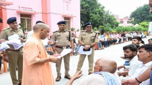 जनता दर्शन में CM योगी ने सुनी 150 लोगों की समस्याएं, दिया मदद का भरोसा