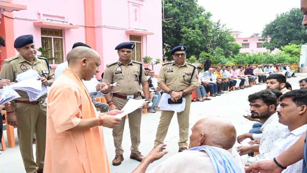 जनता दर्शन में CM योगी ने सुनी 150 लोगों की समस्याएं, दिया मदद का भरोसा