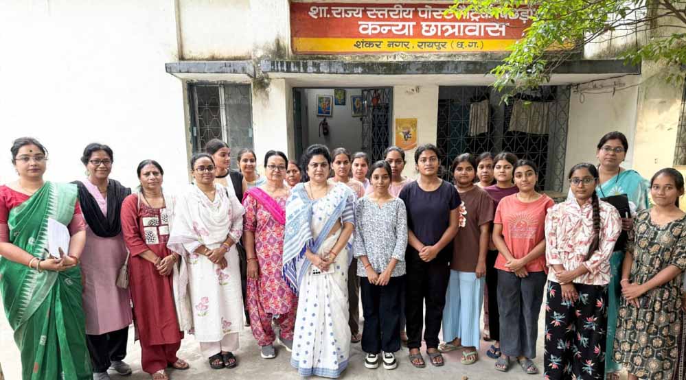 राज्य महिला आयोग अध्यक्ष डॉ. ममता साहू ने किया कन्या छात्रावास का औचक निरीक्षण राज्य महिला आयोग अध्यक्ष डॉ. ममता साहू ने किया कन्या छात्रावास का औचक निरीक्षण