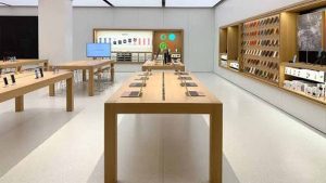 iPhone 18 का क्रेज या फीका रिस्पॉन्स? गाजियाबाद Apple Store में सुबह से खाली रहा स्टोर