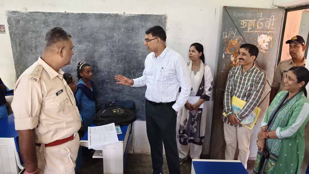 पौधरोपण कर विद्यार्थियों को दें देखभाल की जिम्मेदारी-कलेक्टर