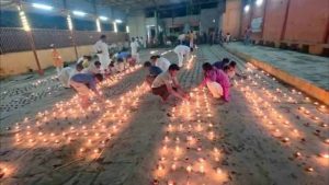 यूपी में PM मोदी के जन्मदिन पर सेवा की मिसाल, 75 जिलों में जले 5.90 करोड़ दीये