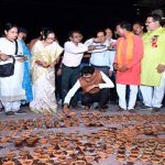 आशीर्वाद का दीया’ से जगमगाया रायगढ़, सिंदूर पार्क में 40 हजार से ज्यादा दीपों से रोशन हुआ शहर आशीर्वाद का दीया’ से जगमगाया रायगढ़, सिंदूर पार्क में 40 हजार से ज्यादा दीपों से रोशन हुआ शहर