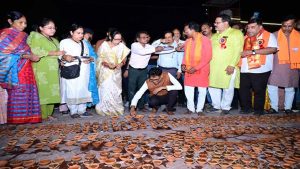आशीर्वाद का दीया’ से जगमगाया रायगढ़, सिंदूर पार्क में 40 हजार से ज्यादा दीपों से रोशन हुआ शहर आशीर्वाद का दीया’ से जगमगाया रायगढ़, सिंदूर पार्क में 40 हजार से ज्यादा दीपों से रोशन हुआ शहर