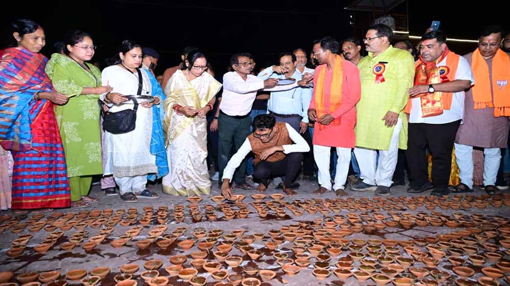 आशीर्वाद का दीया’ से जगमगाया रायगढ़, सिंदूर पार्क में 40 हजार से ज्यादा दीपों से रोशन हुआ शहर आशीर्वाद का दीया’ से जगमगाया रायगढ़, सिंदूर पार्क में 40 हजार से ज्यादा दीपों से रोशन हुआ शहर