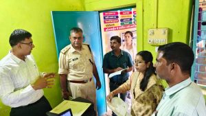 कलेक्टर एवं एसपी ने धनगवां सहकारी समिति का किया निरीक्षण