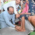 लोरमी में सेवा और सम्मान की मिसाल, अरुण साव ने पेंशनधारियों के पैर धोकर किया अभिनंदन लोरमी में सेवा और सम्मान की मिसाल, अरुण साव ने पेंशनधारियों के पैर धोकर किया अभिनंदन