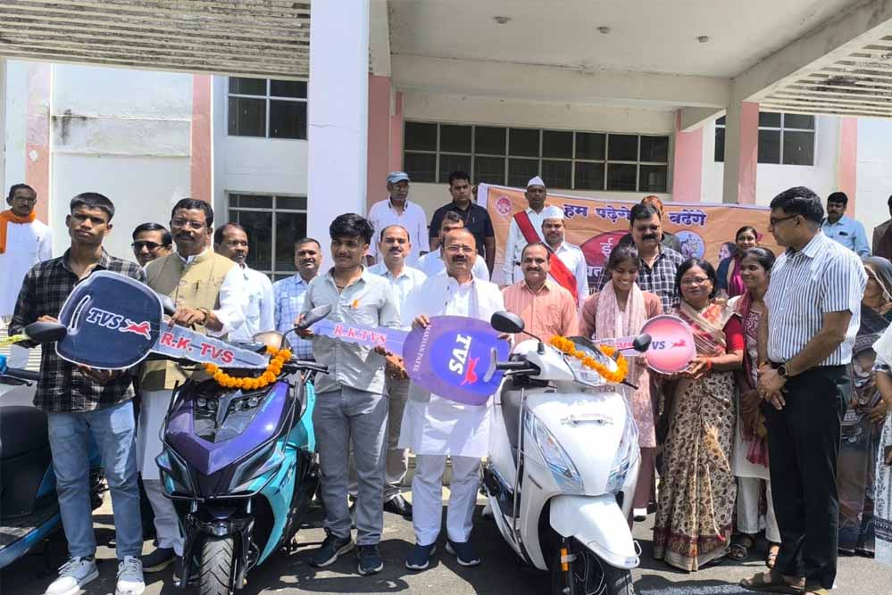 10 मेधावी छात्रों को मिली स्कूटी की सौगात, मुख्यमंत्री स्कूटी योजना के तहत वितरण 10 मेधावी छात्रों को मिली स्कूटी की सौगात, मुख्यमंत्री स्कूटी योजना के तहत वितरण