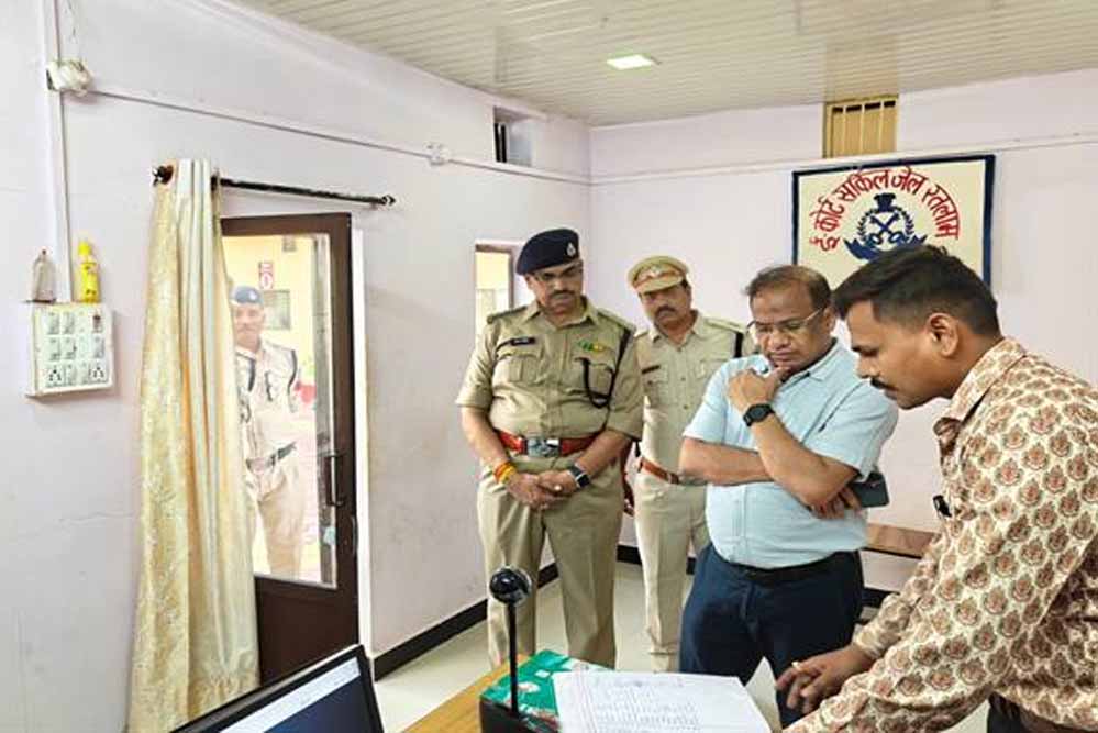 सर्किल जेल रतलाम पहुंचे प्रमुख सचिव मुकेश चन्द गुप्ता, व्यवस्थाओं का लिया जायजा सर्किल जेल रतलाम पहुंचे प्रमुख सचिव मुकेश चन्द गुप्ता, व्यवस्थाओं का लिया जायजा