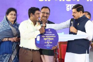 7,400+ मेधावी छात्रों को मिली ई-स्कूटी, छात्रा के साथ स्कूटी पर सवार हुए CM मोहन यादव