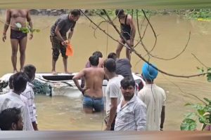 बगलामुखी मंदिर दर्शन को गए 8 श्रद्धालुओं की मौत, नाले में गिरी कार बगलामुखी मंदिर दर्शन को गए 8 श्रद्धालुओं की मौत, नाले में गिरी कार