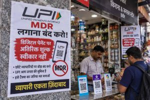 UPI चार्ज को लेकर इंदौर में व्यापारी नाराज, दुकानों पर पोस्टर; कांग्रेस ने सरकार पर साधा निशाना UPI चार्ज को लेकर इंदौर में व्यापारी नाराज, दुकानों पर पोस्टर; कांग्रेस ने सरकार पर साधा निशाना