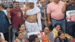 सीलिंग पर भड़के व्यापारी! भोपाल में बैरिकेड्स तोड़े, बोले- राहत नहीं मिली तो बाजार बंद