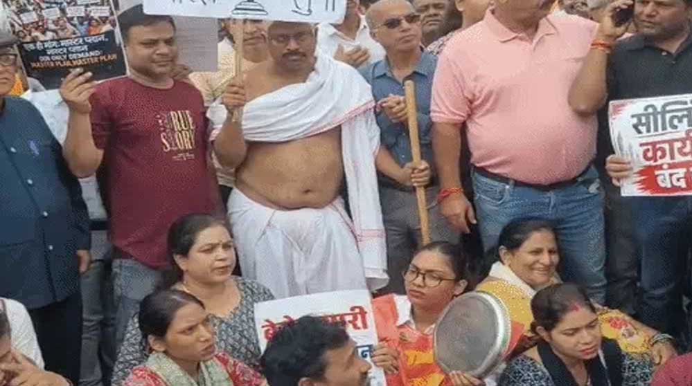 सीलिंग पर भड़के व्यापारी! भोपाल में बैरिकेड्स तोड़े, बोले- राहत नहीं मिली तो बाजार बंद