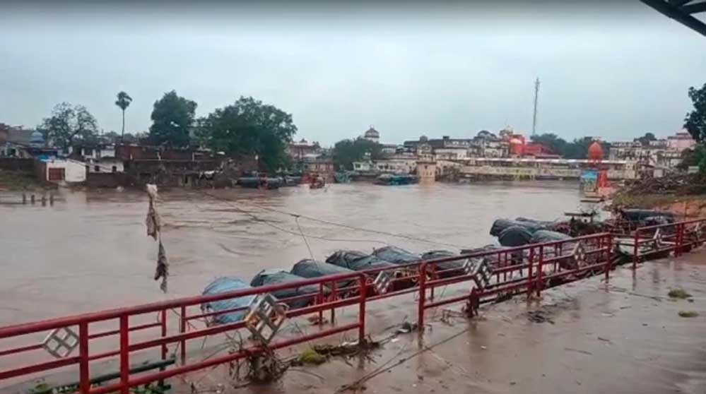 रामघाट की 300 दुकानें पानी में डूबीं, मंदाकिनी उफान पर; सतना के 36 गांवों में चेतावनी