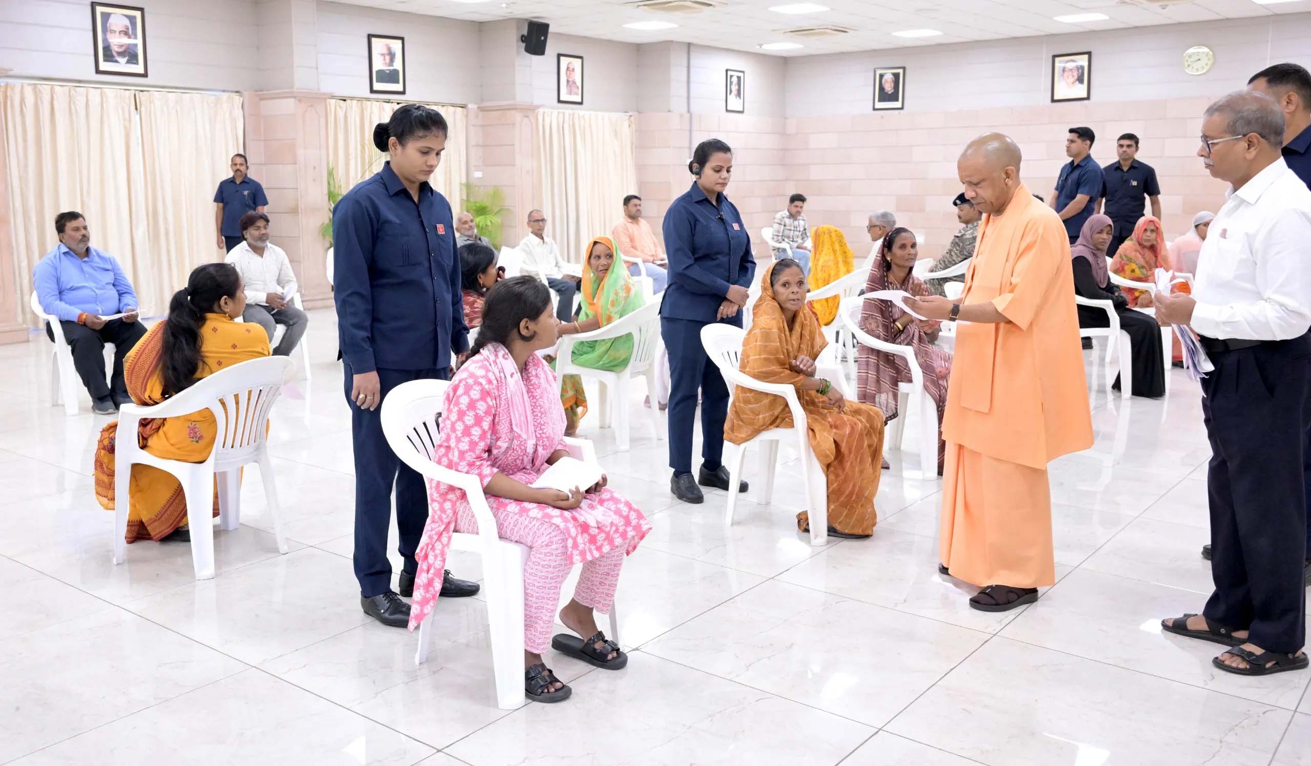 CM योगी ने अधिकारियों को दिए निर्देश, छोटी घटनाओं में लापरवाही बर्दाश्त नहीं