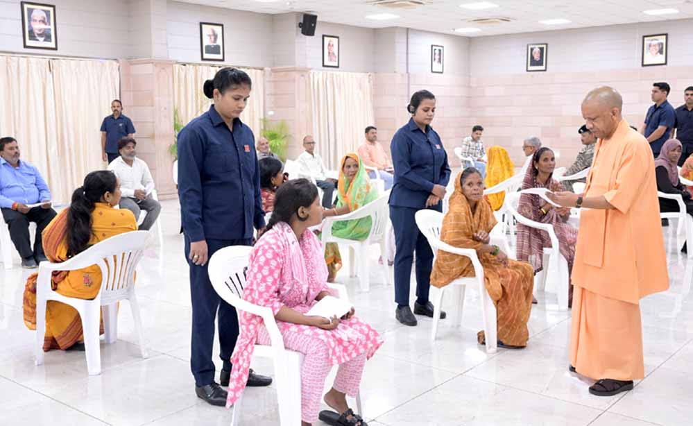 छोटी-छोटी घटनाओं में उदासीनता व लापरवाही बर्दाश्त नहीं होगीः सीएम योगी छोटी-छोटी घटनाओं में उदासीनता व लापरवाही बर्दाश्त नहीं होगीः सीएम योगी