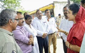 राज्यमंत्री गौर मार्गों के गड्ढे तत्काल भरने और बंद स्ट्रीट लाइटें चालू करने के दिए निर्देश राज्यमंत्री गौर मार्गों के गड्ढे तत्काल भरने और बंद स्ट्रीट लाइटें चालू करने के दिए निर्देश