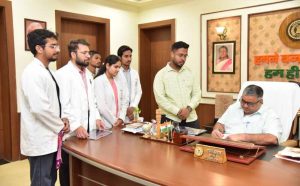 नवा रायपुर में मंत्री राजेश अग्रवाल का जनदर्शन, दूर-दराज से पहुंचे नागरिकों से किया संवाद नवा रायपुर में मंत्री राजेश अग्रवाल का जनदर्शन, दूर-दराज से पहुंचे नागरिकों से किया संवाद