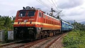 दिल्ली घुमाने का झांसा देकर पटना लाया, चलती ट्रेन से किशोरी को फेंककर आरोपी फरार दिल्ली घुमाने का झांसा देकर पटना लाया, चलती ट्रेन से किशोरी को फेंककर आरोपी फरार