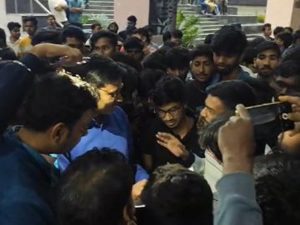 मेस के खाने को लेकर भड़के 200 छात्र, देर रात सड़क पर उतरे; अधिकारियों ने पहुंचकर संभाला मामला