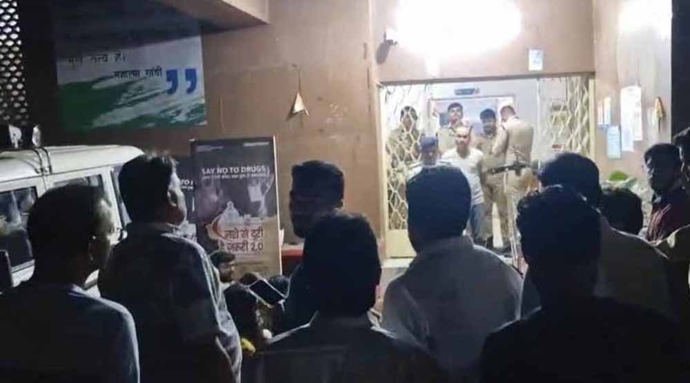 भोपाल थाने में वकील से मारपीट पर एक्शन, TI समेत दो आरक्षक निलंबित भोपाल थाने में वकील से मारपीट पर एक्शन, TI समेत दो आरक्षक निलंबित
