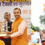 मुख्यमंत्री ने भारत टैक्सी के 5 सारथियों को किया सम्मानित, लाभार्थियों को बांटे चेक मुख्यमंत्री ने भारत टैक्सी के 5 सारथियों को किया सम्मानित, लाभार्थियों को बांटे चेक