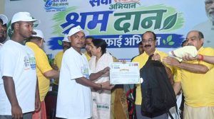 महाराजबंध तालाब में श्रमदान, अरुण साव ने दिलाई स्वच्छता की शपथ