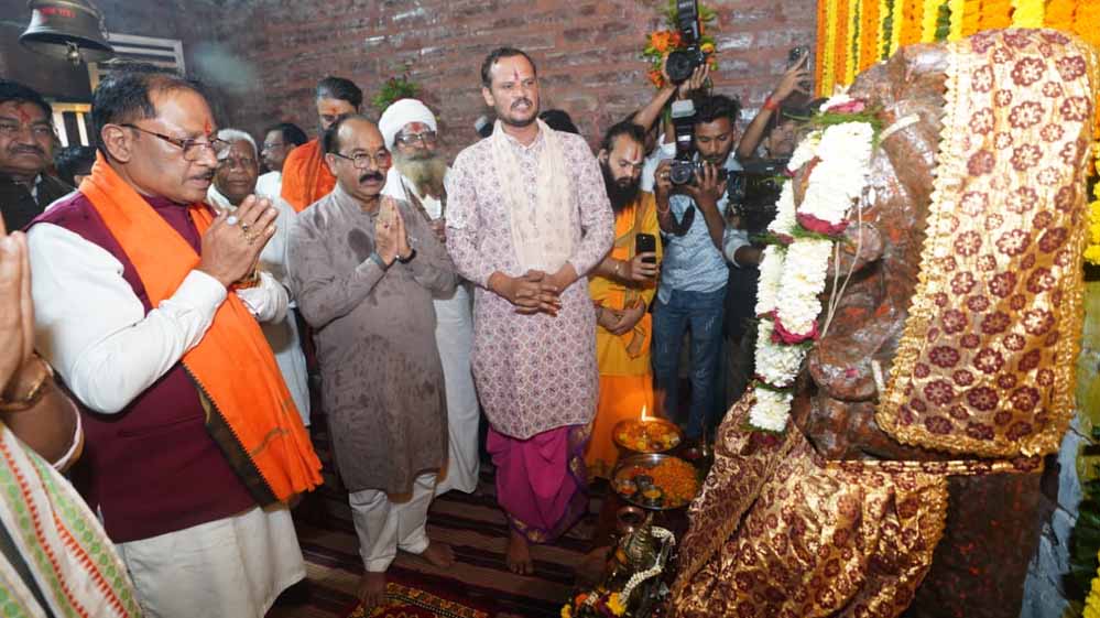 मदकूद्वीप में CM साय ने किया कन्या पूजन, प्रदेश की सुख-समृद्धि की कामना मदकूद्वीप में CM साय ने किया कन्या पूजन, प्रदेश की सुख-समृद्धि की कामना