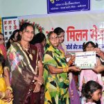 दर्रीपारा कवर्धा के आंगनबाड़ी केंद्र में ‘आंगन मिलन सेवा’ में बच्चों से घुले-मिले उप मुख्यमंत्री